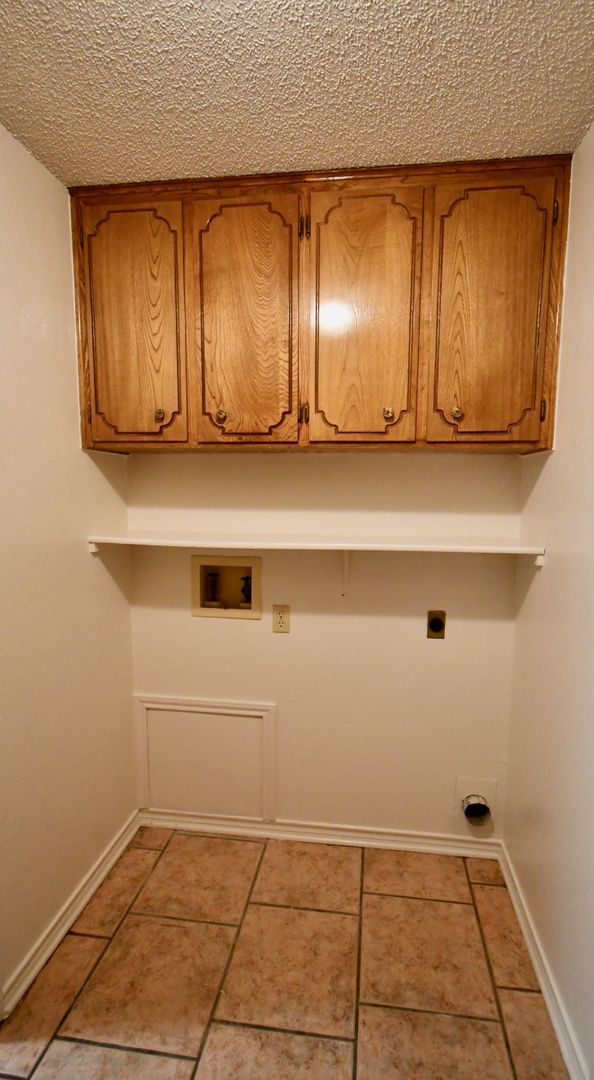 Building Photo - Inviting 3 Bedroom 2.5 Bathroom Home in Ha...