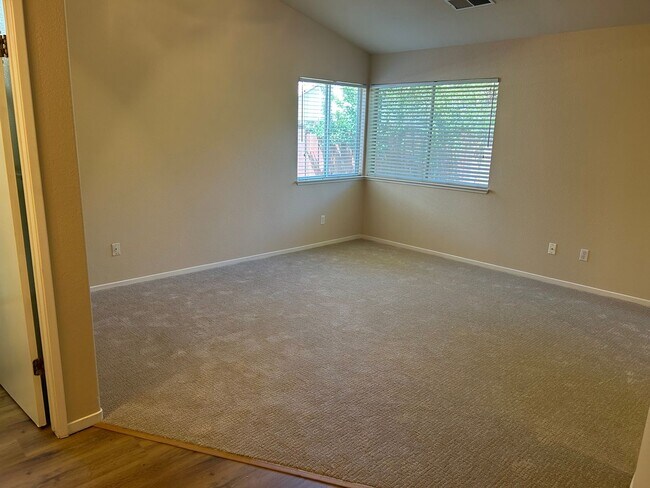 Building Photo - Beautiful 3 Bedroom, 2 Bath Brentwood Home