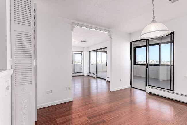 Building Photo - Three Bed / Two bath at Cherry Creek at th...