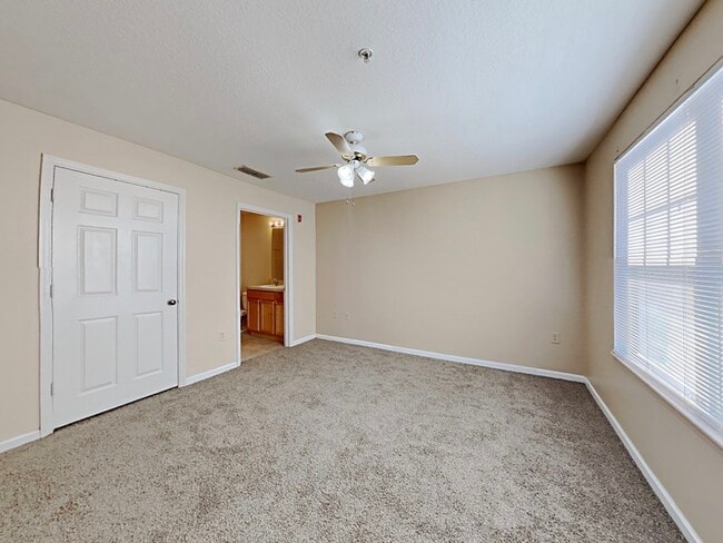 Building Photo - 5800 Lake Pointe Village Cir