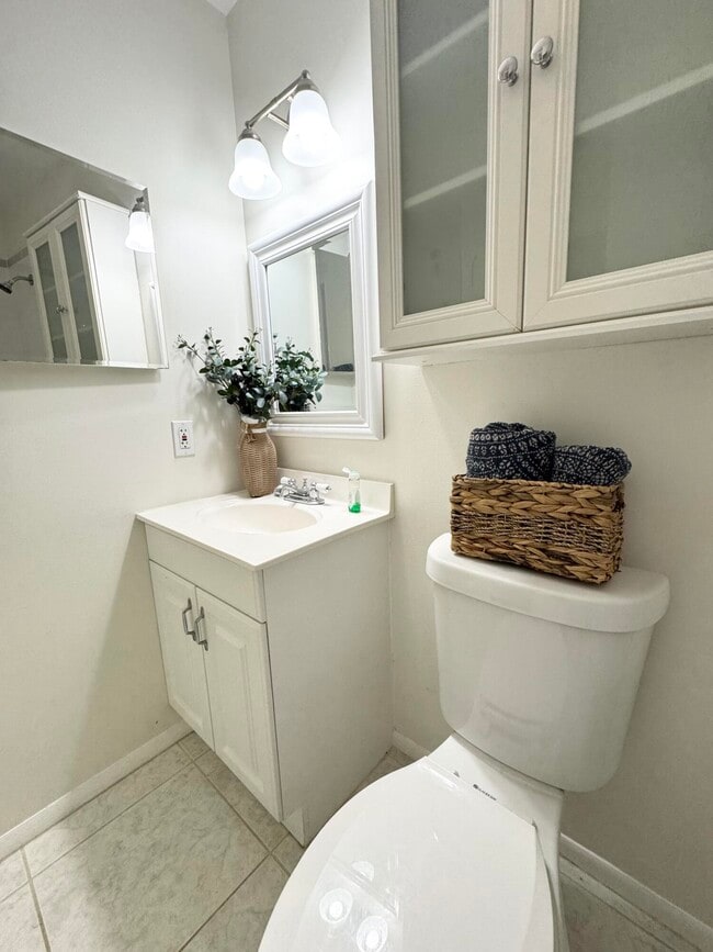 Building Photo - 1156 Grandview Cir