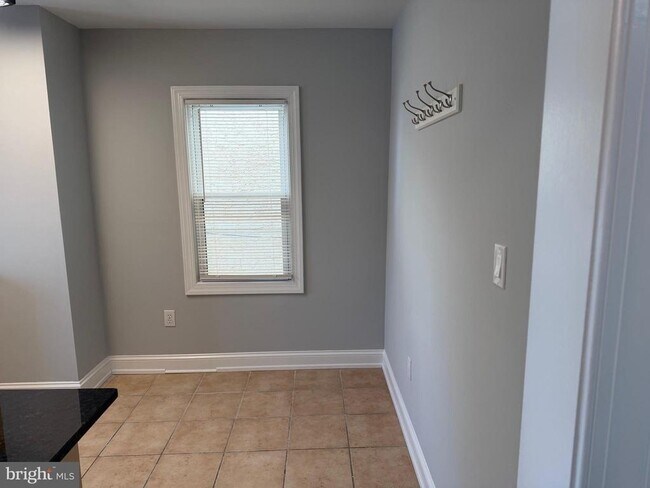 Building Photo - 9 Cedar Ave