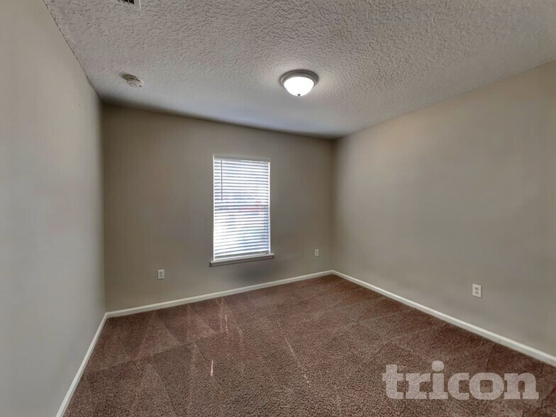 Building Photo - 11238 Justin Oaks Dr N