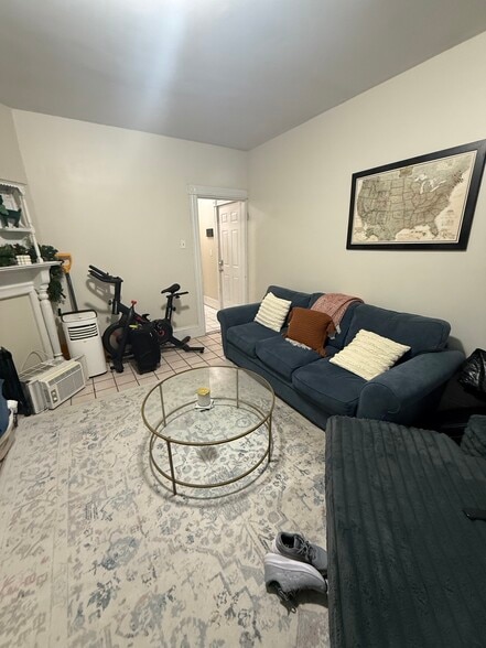 Building Photo - 148 Hillside St