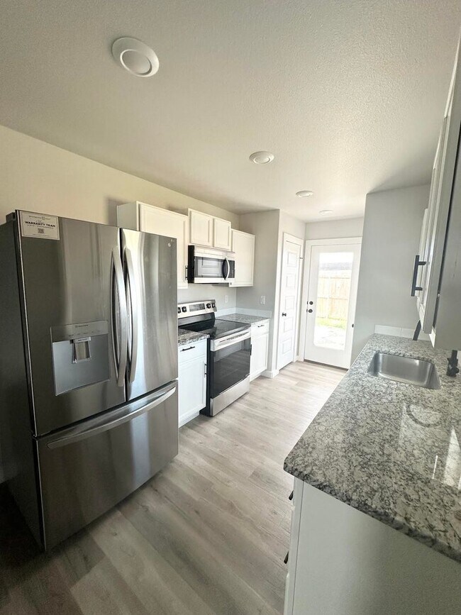 Building Photo - 3 Bed 2 Bathroom for Rent!
