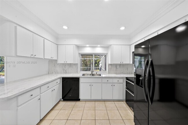 Building Photo - 10142 SW 79th Ave