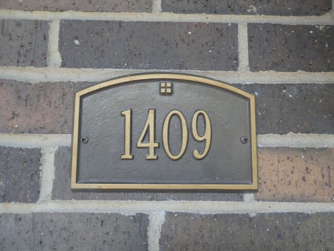 Building Photo - 1409 Joann St