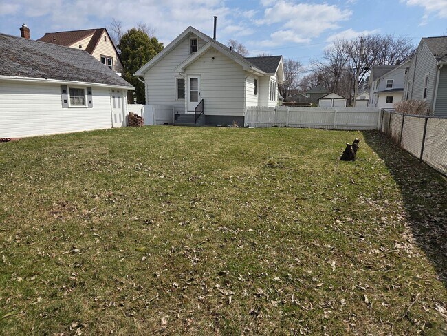 Building Photo - Charming 2-bedroom, 2-bath home