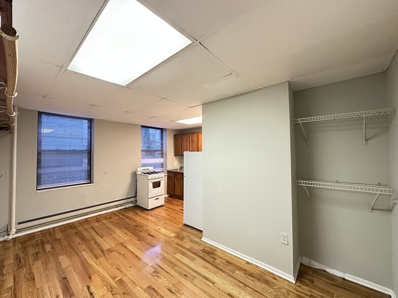 Building Photo - 4632 N Paulina St