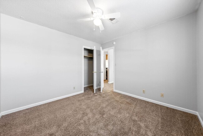 Building Photo - Cozy Two Bedroom Apartment