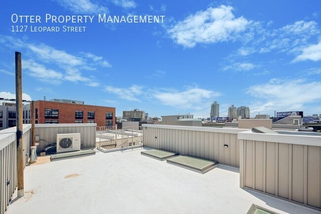 Building Photo - 1127 Leopard St