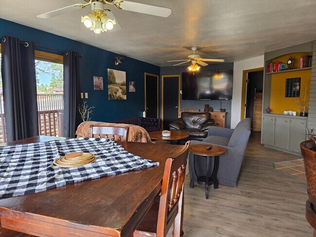 Building Photo - Furnished Four Bedroom Home With Sierra Bl...