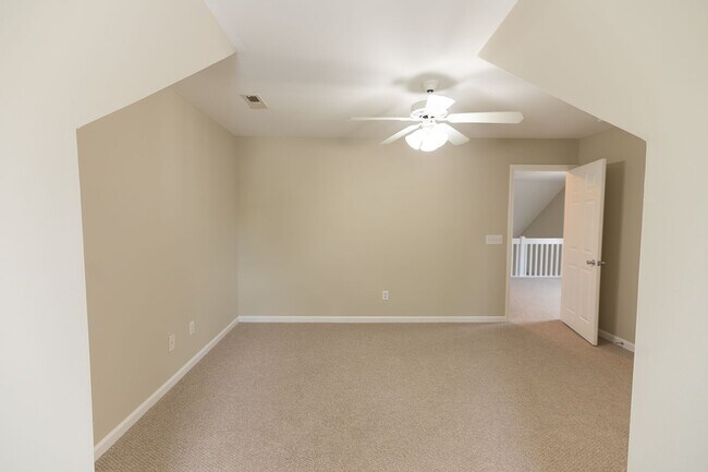 Building Photo - 121 Goldfinch Ave