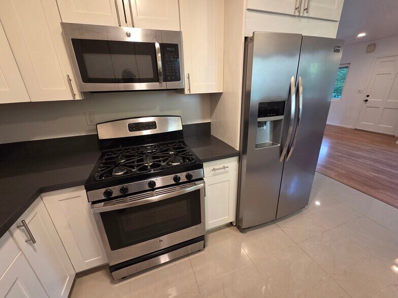 Appliances - 11536 Cumpston St