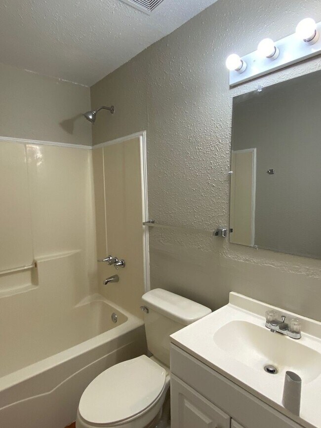 Building Photo - 3 bed 1 bath home located in Lawrence Town...