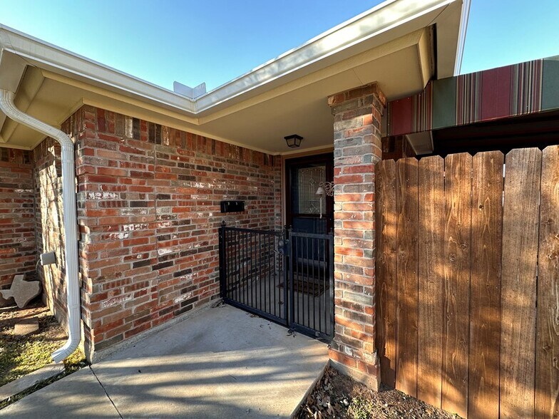 Building Photo - 4230 Green Meadow Dr