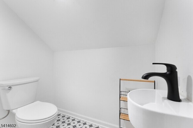 Building Photo - 83 Chestnut Hill Dr W