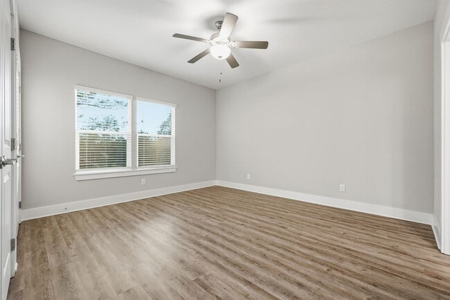 Building Photo - 3 Bedroom End Unit with a Lake View!!