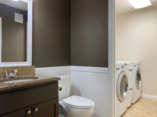 Building Photo - Rare Columbia Riverfront Townhome