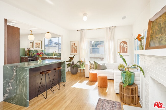 Building Photo - 818 Palms Blvd