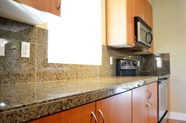 Building Photo - Desirable location/Redmond Ridge! Modern but functional. Great layout for entertaining guest or c...