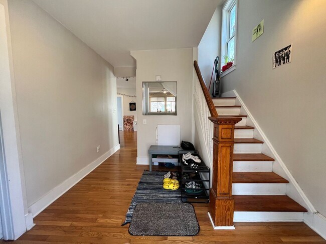 Building Photo - Beautiful Home Close to Campus