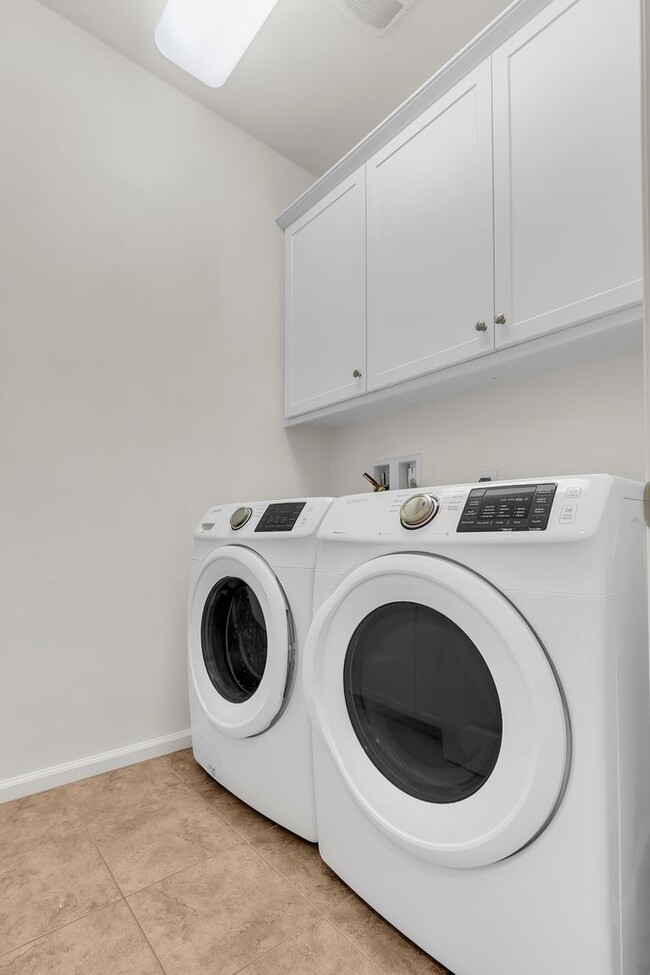 Building Photo - 72 Tulip