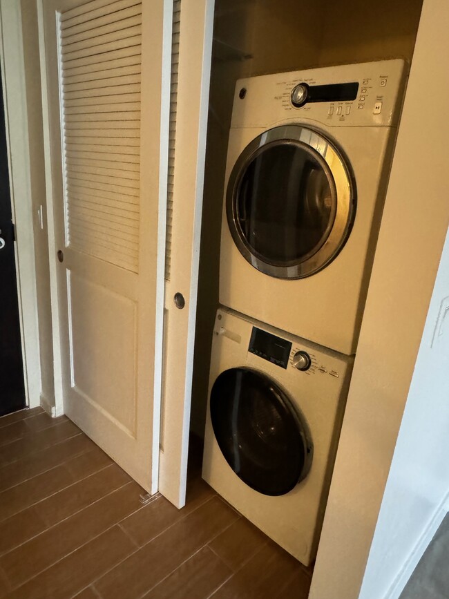 washer and dryer in the unit - 1800 Kaioo Dr