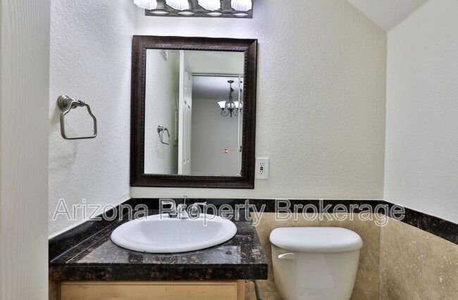 Building Photo - 2121 W Royal Palm Rd