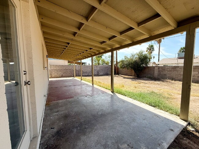 Building Photo - Charming 3-Bedroom Oasis with 2 Full Baths...