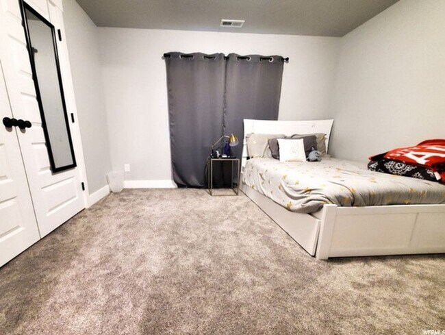 Building Photo - Beautiful 4 Bedroom Home, Bluffdale, 2827 sq ft,  Updated!