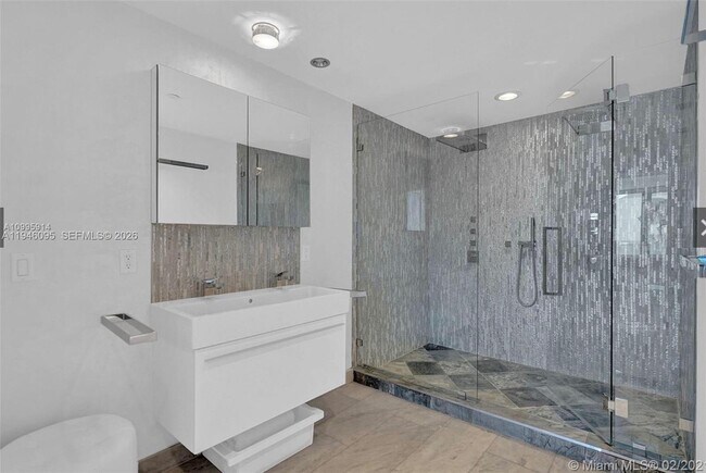 Building Photo - 17001 Collins Ave