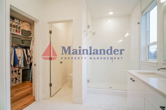 Building Photo - Modern Living in the Heart of Richmond, Just Blocks from Division Street This Home will not last ...