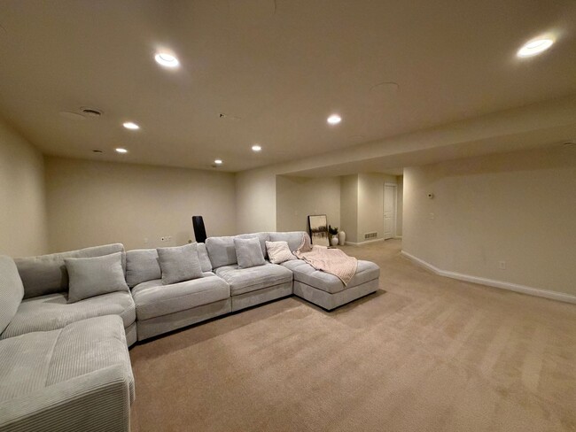 Building Photo - Beautiful 5bed 4bath Home, Nestled in a Prime Plymouth Neighborhood