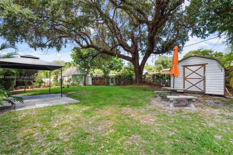 Building Photo - 301 SW 51st Ave
