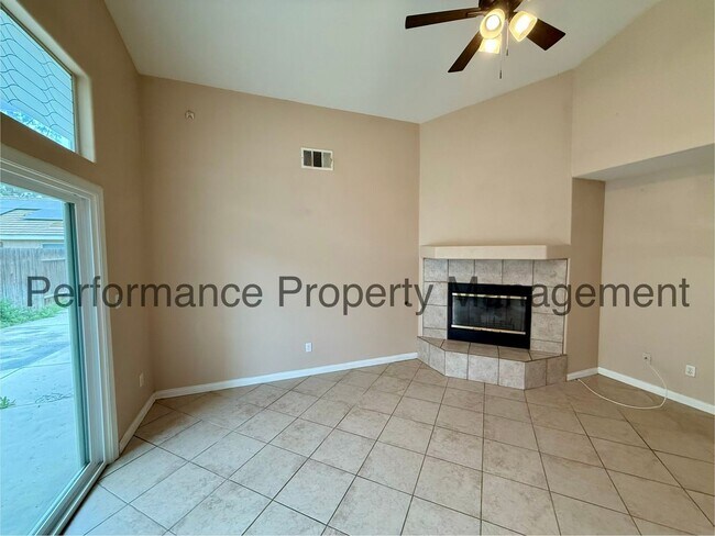 Building Photo - Cute 3 Bed/2 Bath SW Bakersfield Home w/ RBP & $0 Deposit Option