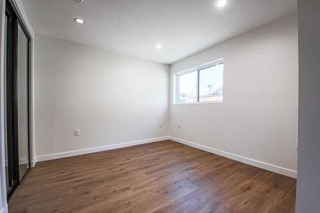 Building Photo - Ultra-Luxury Brand New 2 bed/2.5 bath and ...