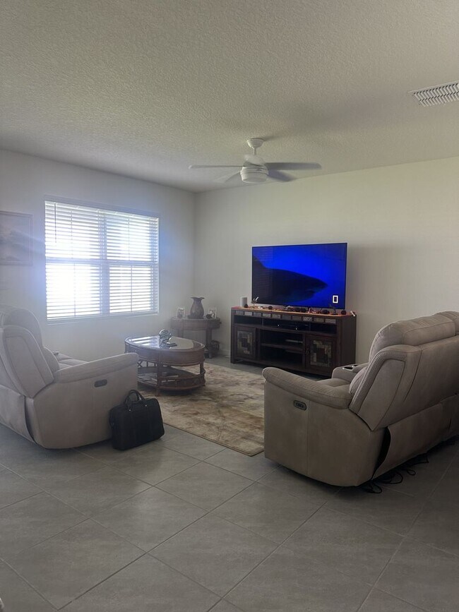 Building Photo - Gorgeous 3-Bedroom, 2-Bathroom Townhouse in Bradenton