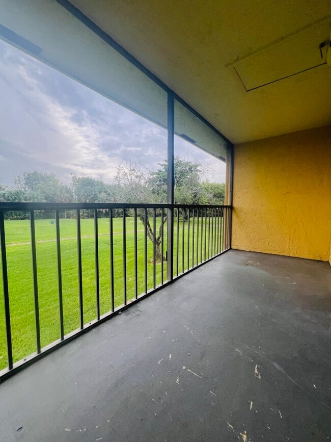 Building Photo - 1535 Meadows Cir W