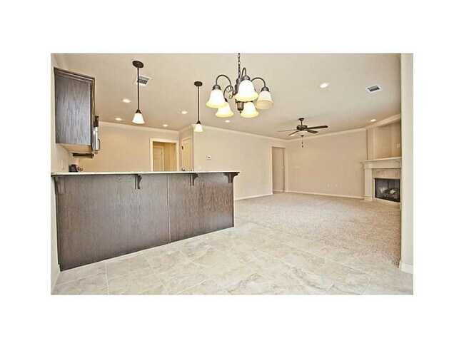 Building Photo - 3 Bedrooms 2 Bath - Mile from bike trail!