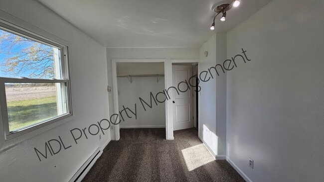 Building Photo - Beautiful 3 bed 1.5 bath home with Pole Ba...