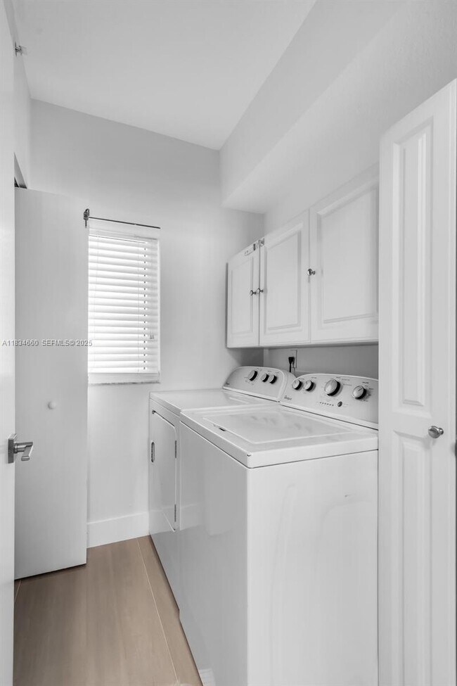 Building Photo - 18100 N Bay Rd