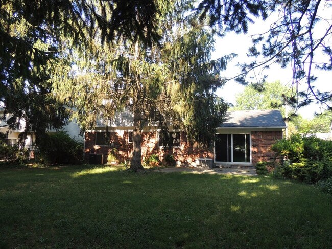 Building Photo - 2098 Yorktown Dr