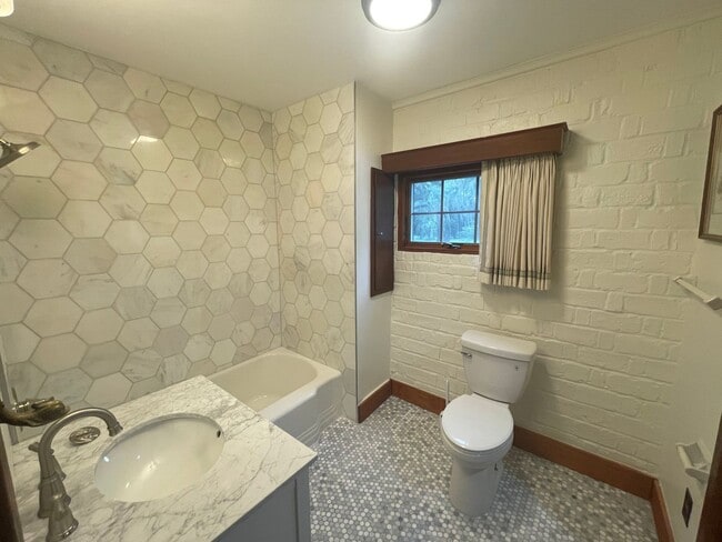 Building Photo - Stunning 3-Bedroom Home with Attached Priv...