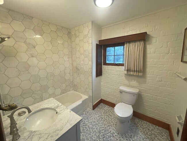 Building Photo - Stunning 3-Bedroom Home with Attached Private Suite – Fully Updated & Move-In Ready