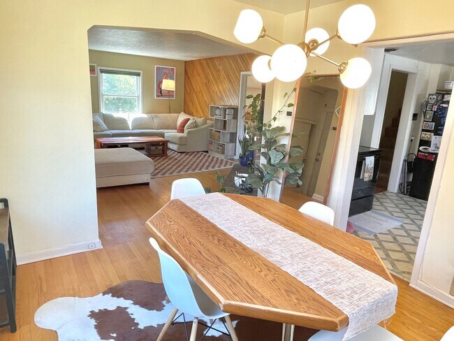 Building Photo - Charming Montavilla bungalow, 3 bed, 2 bath with fully fenced backyard