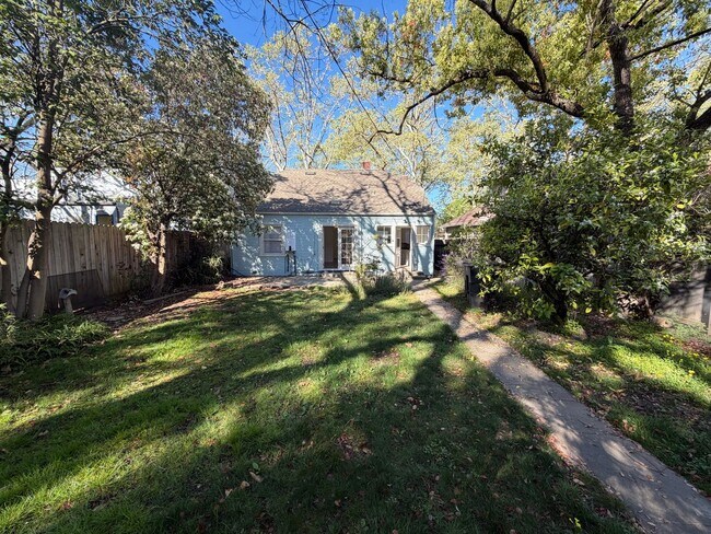 Building Photo - 2 Bedroom | 1 Bathroom | Single family home in Sacramento