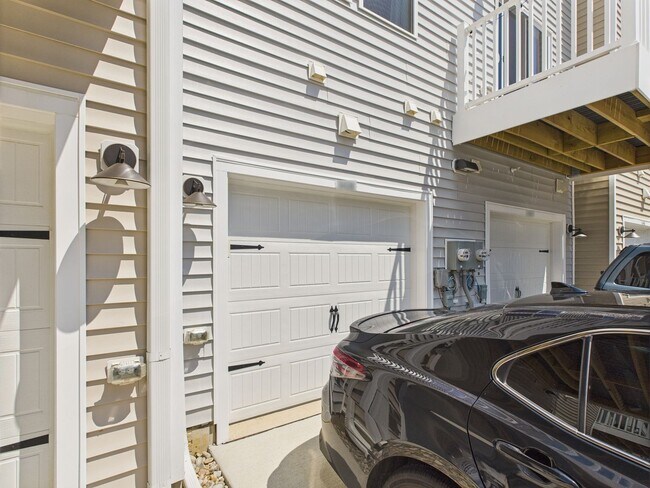 Building Photo - 642 Brookwood Glen Terrace