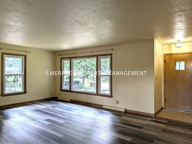 Building Photo - 127 Hilton Ave