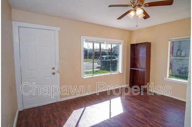 Building Photo - 819 Larry St